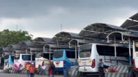 Beberapa armada bus yang disiapkan untuk arus mudik Nataru di Terminal Purabaya. (sda1) - Libur Nataru, Terminal Purabaya Mulai Dipadati Penumpang