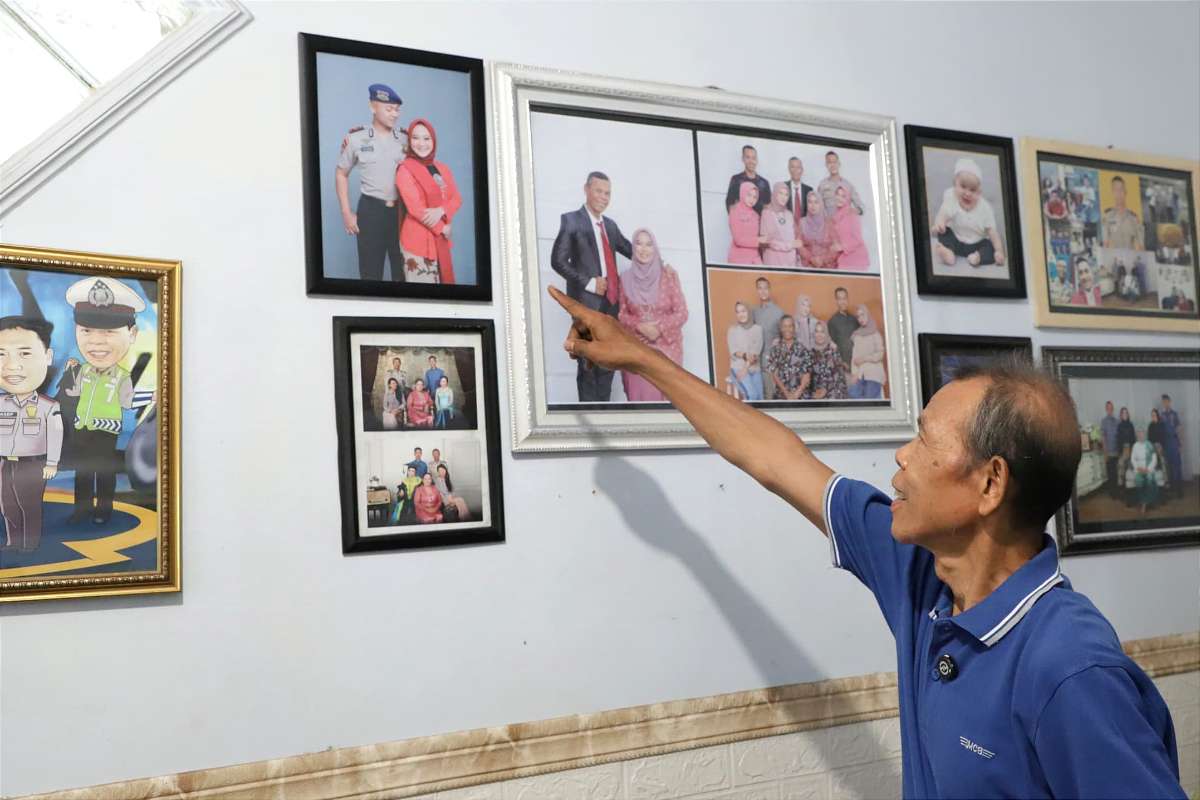 Bripka (Purn) Seladi, menunjukkan putra sulungnya Rizal Dimas menjadi anggota Polairud Polda Jatim. (ist) - Hari Antikorupsi Dunia, Kapolresta Makota Perintahkan Anggota Tiru Polisi Jujur Bripka (Purn) Seladi
