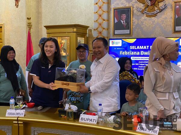 Pulang Kampung, Atlet Bulutangkis Febriana Kusuma Beri Edukasi pada Atlet Muda di Jember