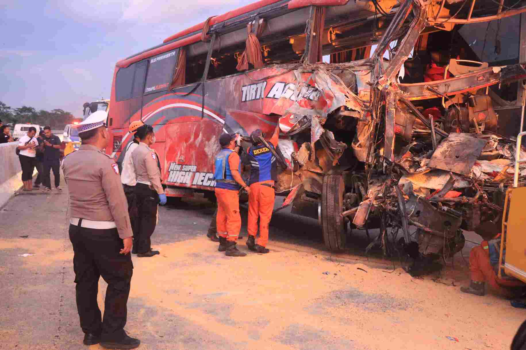 Truk Vs Bus Rombongan SMP IP Daarul Qur’an Bogor Akibatkan Empat Meninggal Puluhan Korban Luka