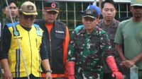 Dandim 0833 Bersama Pj Wali Kota Malang Karya Bakti Pembersihan Sungai Amprong