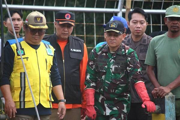 Dandim 0833 Bersama Pj Wali Kota Malang Karya Bakti Pembersihan Sungai Amprong