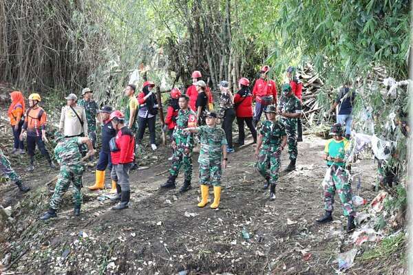 Dandim 0833 Tinjau Karya Bakti TNI Pembersihan Sungai Amprong