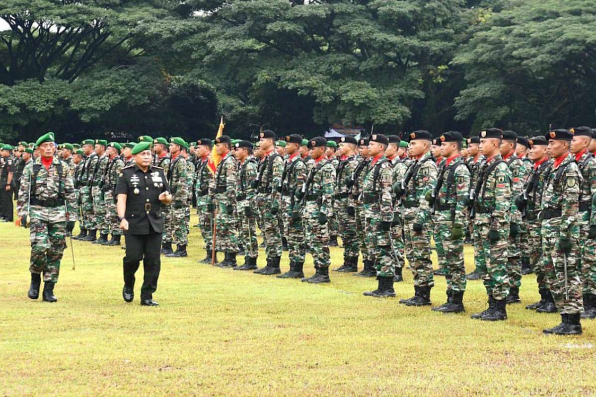 Danrem 083/Bdj inspeksi pasukan upacara Hari Juang TNI AD ke-79 di Lapangan Brawijaya Rampal. (penrem083) - Danrem 083/Bdj Pimpin Upacara Hari Juang TNI AD ke-79 di Lapangan Brawijaya Rampal