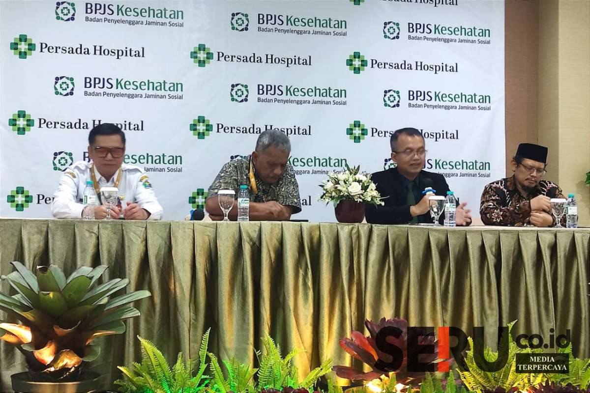Direktur Persada Hospital, dr. Kristiawan Basuki Rahmat (dua kanan) menyampaikan, alasan pemutusan kerjasama dengan BPJS Kesehata. (rhd) - Terhitung 1 Januari 2025, Persada Hospital Tak Layani Peserta JKN BPJS Kesehatan