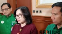Direktur RSUD Dr. Soetomo, Prof. Dr. Cita Rosita Sigit Prakoeswa saat di wawancarai awak media. (Seru.co.id/sby2) - Kesiapan Nataru, RSUD Dr. Soetomo Siapkan Fasilitas dan Tenaga Medis
