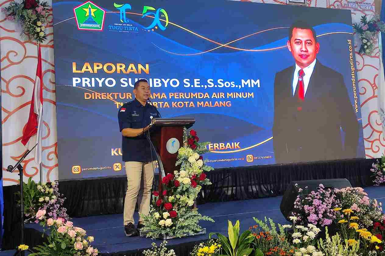 Dirut Beserta Jajaran Berikan Kado HUT Emas Perumda Tugu Tirta