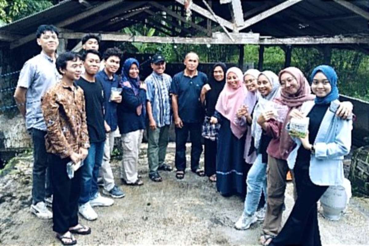 Dosen dan mahasiswa Polinema yang tergabung dalam program Inovokasi. (ist) - Inovokasi Polinema Dukung Efektivitas Produksi Keju Mozzarella KUB Mustarika Jaya Makmur