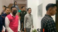 EH ditahan setelah menjadi tersangka korupsi pengadaan tanah Jalan Tol Probowangi, pada Kamis (12/12/2024) kemarin. (Seru.co.id/aza) - Jadi Tersangka Korupsi Pengadaan Tanah Tol Probowangi, Kades Belimbing Ditahan