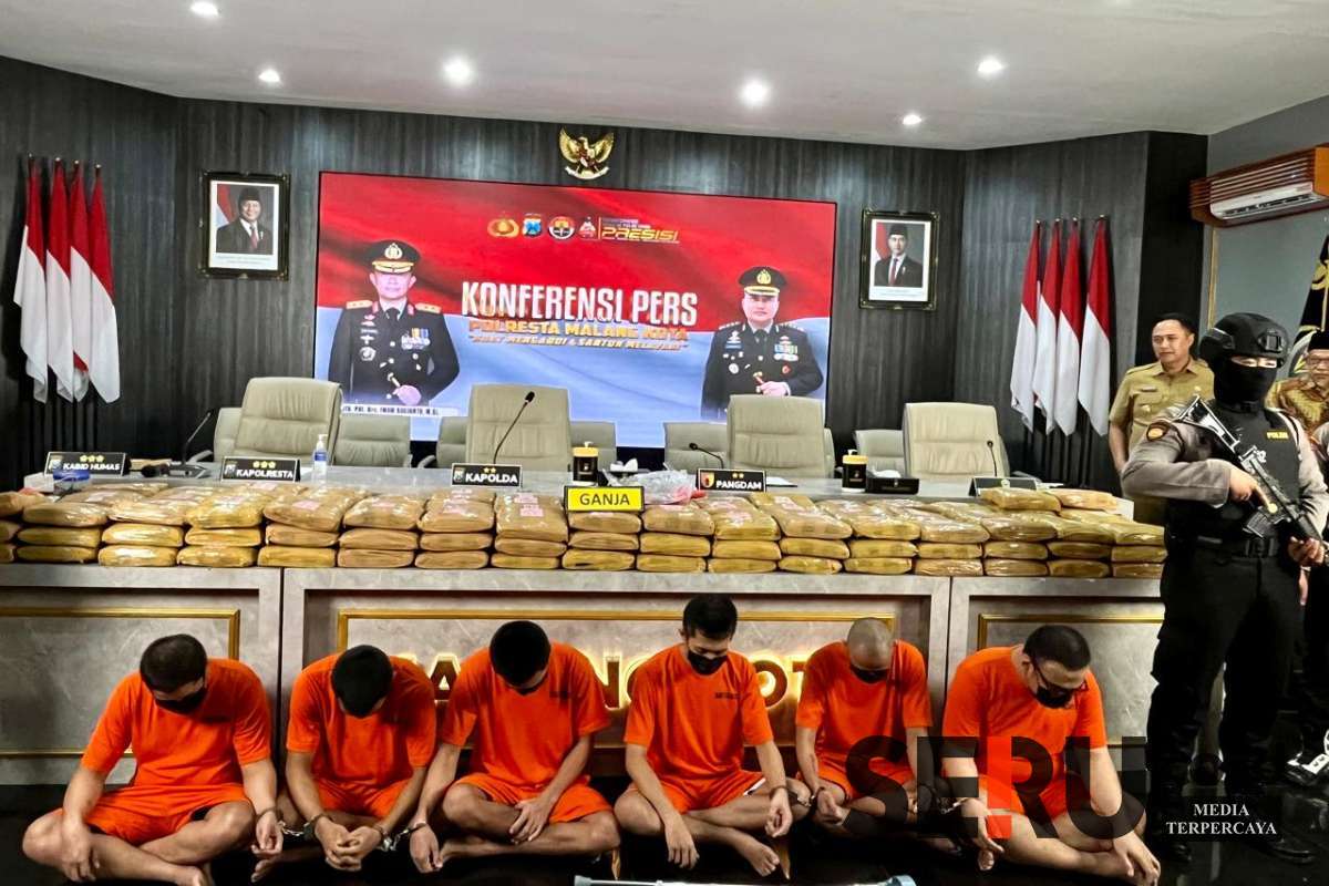 Enam tersangka dan barang bukti yang berhasil diamankan. (ws12) - Kapolda Jatim & Pangdam V/Brw Apresiasi Polresta Makota Ungkap 1,66 Kuintal Ganja, Amankan Enam Tersangka