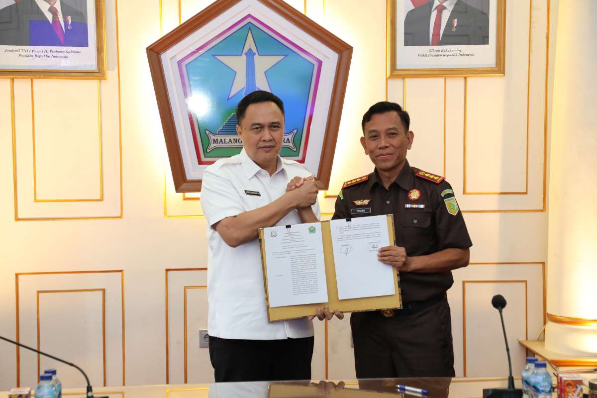 Foto bersama MoU Kepala Kejaksaan Negeri Kota Malang, Tri Joko dengan Penjabat Wali Kota Malang, Iwan Kurniawan. (Pro) - Pemkot Malang dan Kejari Kota Malang Jalin MoU, Perkuat Tata Kelola Bersih