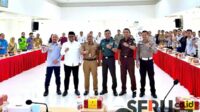 Foto bersama Polresta Makota, Dishub, TNI, relawan dan elemen lainnya usai Rakor Nataru. (ws12) - Ratusan Personel Gabungan Siap Antisipasi Arus Lalu Lintas Kota Malang Selama Nataru