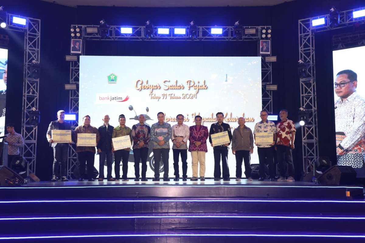 Foto bersama dengan lima kelurahan yang mampu mengajak masyarakat membayar pajak tepat waktu. (Pro) - Pj. Wali Kota Malang Sampaikan Tiga Poin Penting Optimalisasi Pajak Daerah