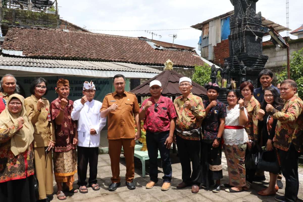Foto bersama dengan tokoh agama dan tokoh masyarakat Tanjungrejo. (pro) - Kampung Moderasi Tanjungrejo, Pj Wali Kota: Percontohan Toleransi Beragama Di Malang