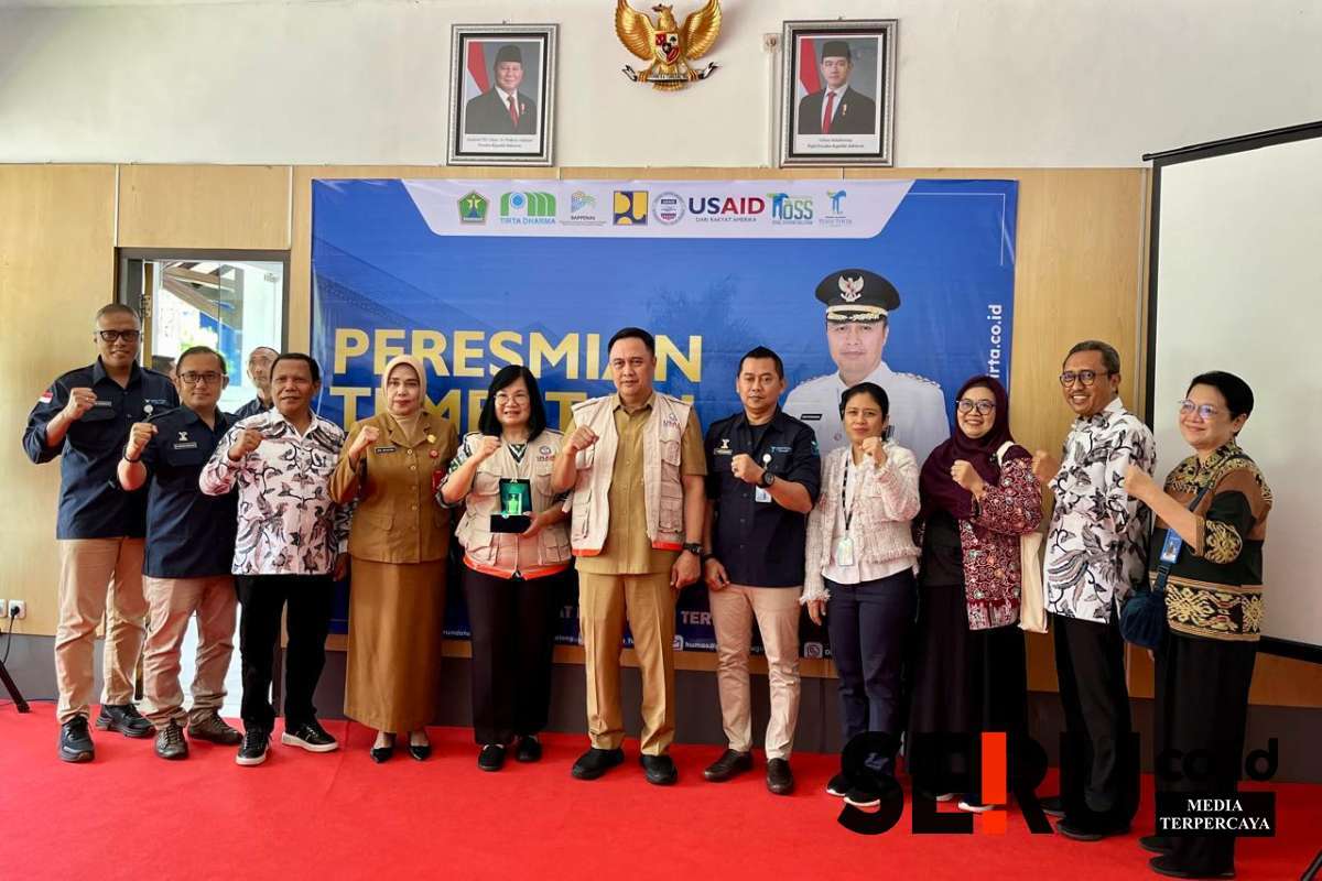 Foto bersama peresmian tempat uji kompetensi pengelolaan air minum. (ws12) - Pj Wali Kota Malang Resmikan Tempat Uji Kompetensi Air Minum Pertama di Jawa Timur