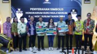 Hendy-Gus Firjaun serahkan belasan ribu honor guru ngaji secara simbolis. (Seru.co.id/rio) - Bupati dan Wakil Bupati Jember Serahkan Belasan Ribu Honor Guru Ngaji