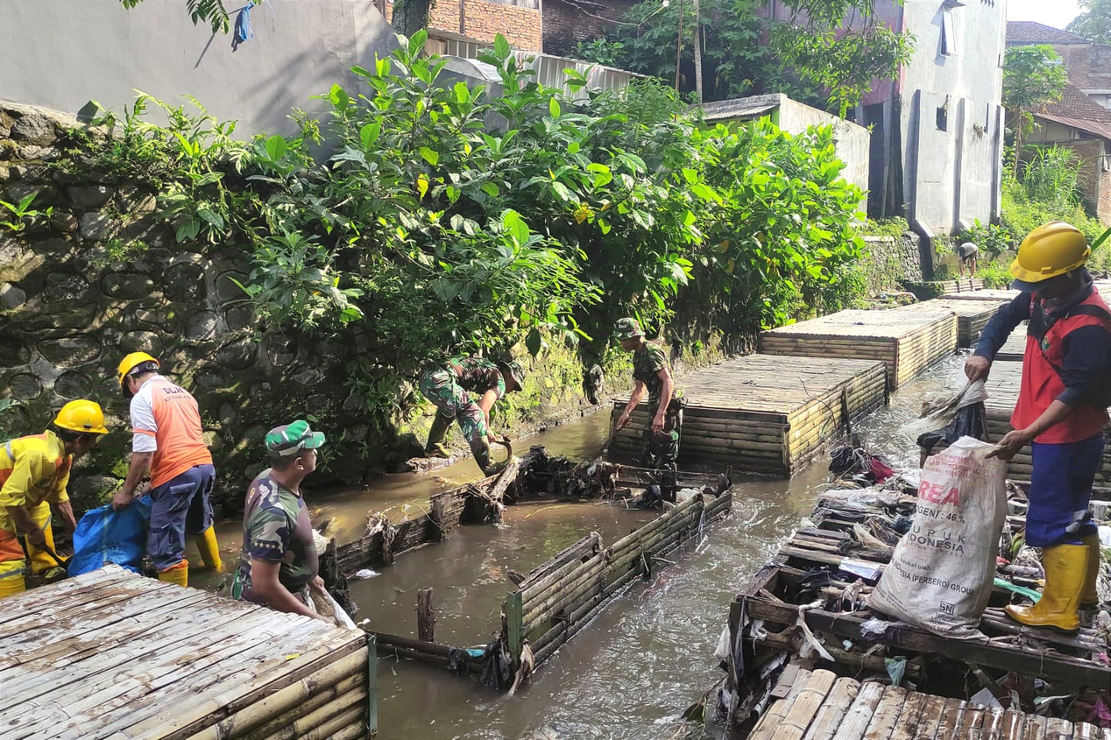 Kodim 0833 Karya Bakti Pembersihan Sepanjang Sungai Jalan Ir Rais Gang 1