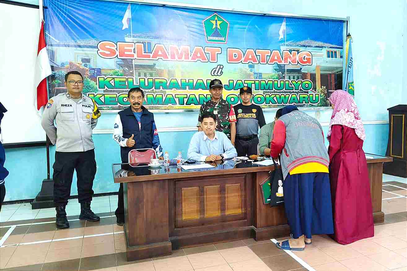 Babinsa Jatimulyo Pendampingan Penyaluran Bantuan Sosial DBHCHT 398 KPM