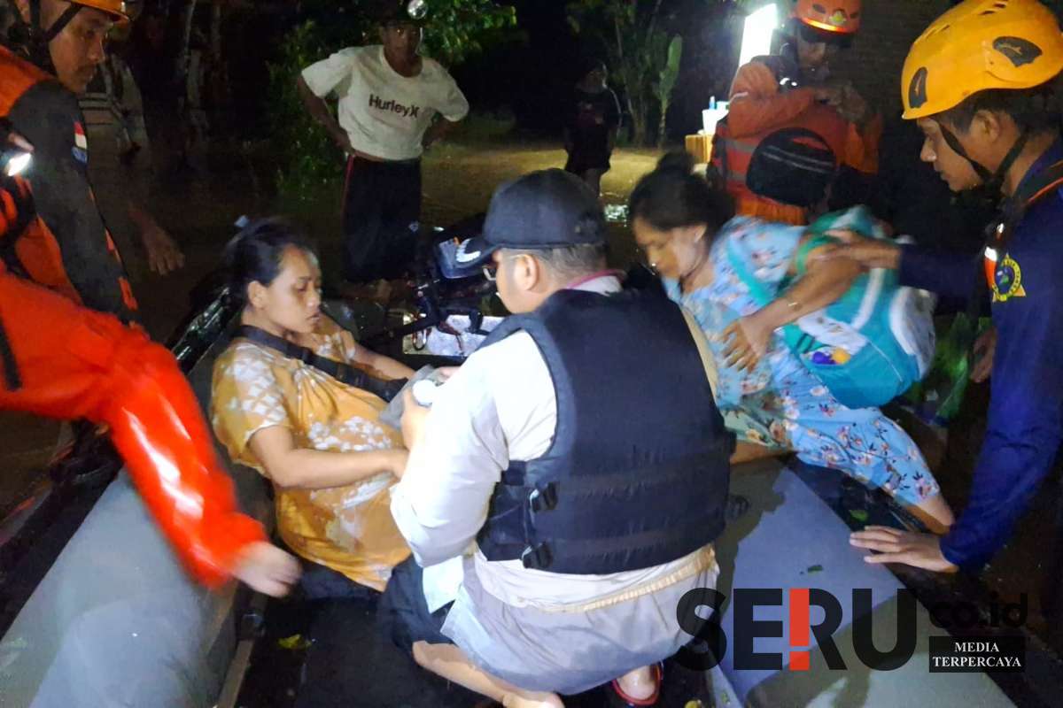 Ibu hamil yang melahirkan saat bencana banjir di Kecamatan Tempurejo. (ist) - Ibu Hamil Korban Banjir di Jember Berhasil Melahirkan Bayi Laki-laki Sehat