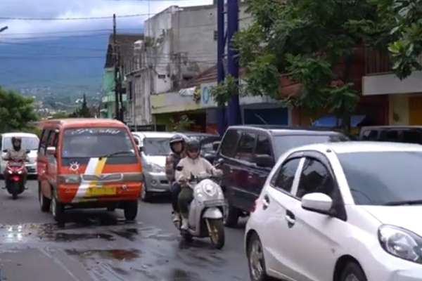 Ilustrasi kepadatan lalu lintas saat memasuki libur Nataru. (ist) - FLLAJ Kota Batu Cari Solusi Urai Trouble Spot di Kota Batu Saat Nataru