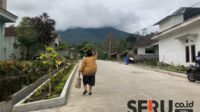 Jalan cor yang dibiayai pengusaha bakso sukses di Batam. (Seru.co.id/wul) - Pengusaha Bakso Sukses Biayai Pembangunan Jalan Kampung Secara Mandiri