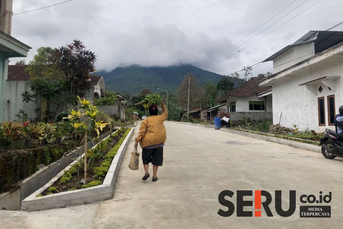 Jalan cor yang dibiayai pengusaha bakso sukses di Batam. (Seru.co.id/wul) - Pengusaha Bakso Sukses Biayai Pembangunan Jalan Kampung Secara Mandiri