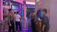 Jelang Nataru, Personel Polres Batu melakukan pengamanan obyek wisata sebagai salah satu obyek vital. (ist) - Jelang Nataru 2024 Polres Batu Intensifkan Patroli Tempat Wisata