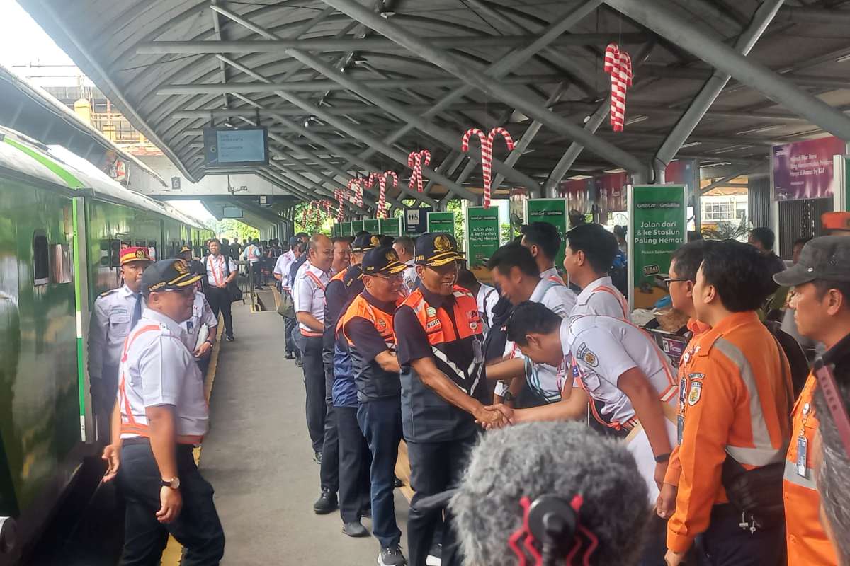 KAI bersama stakeholder perkeretaapian mengapresiasi petugas yang terlibat dalam optimalisasi keselamatan dan layanan jelang Nataru. (sby2) - KAI Daop 8 Optimalisasi Keselamatan dan Layanan Jelang Nataru