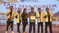 Kadisparta Batu dan Bidang Pemasaran Disparta Batu usai menerima penghargaan. (ist) - Disparta Batu Raih The Best Innovative Marketing Dalam Gelaran East Java Tourism Marketing Award