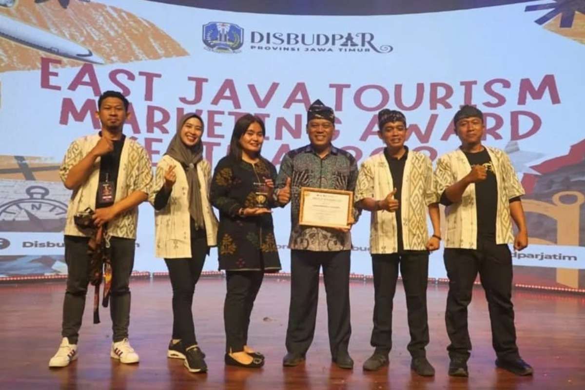 Kadisparta Batu dan Bidang Pemasaran Disparta Batu usai menerima penghargaan. (ist) - Disparta Batu Raih The Best Innovative Marketing Dalam Gelaran East Java Tourism Marketing Award