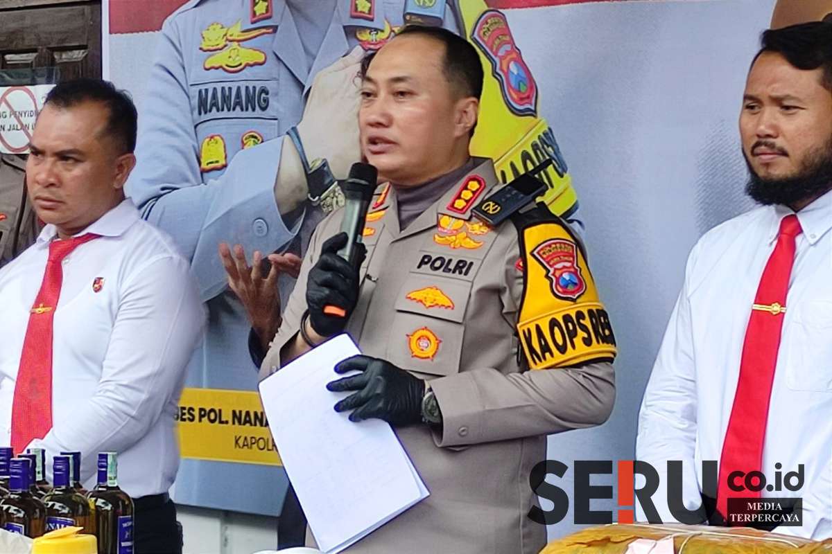 Kapolresta Malang Kota, Kombes Pol Nanang Hariyono SH SIK MSi, bersama Kasatreskrim dan Kasatreskoba, menjawab pertanyaan awak media. (rhd) - Kapolresta Malang Kota: Kasus Kriminalitas dan Narkoba Menurun Selama 2024
