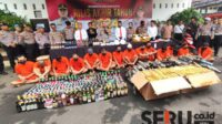 Kapolresta Malang Kota, Kombes Pol Nanang Hariyono SH SIK MSi merilis kasus kriminalitas dan narkoba beserta barang bukti dan tersangka. (rhd) - Kapolresta Malang Kota: Kasus Kriminalitas dan Narkoba Menurun Selama 2024