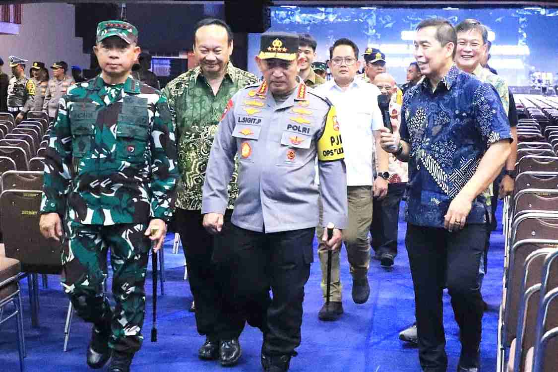 Kapolri dan Panglima TNI Tinjau Pengamanan Natal di Gereja Bethany Surabaya