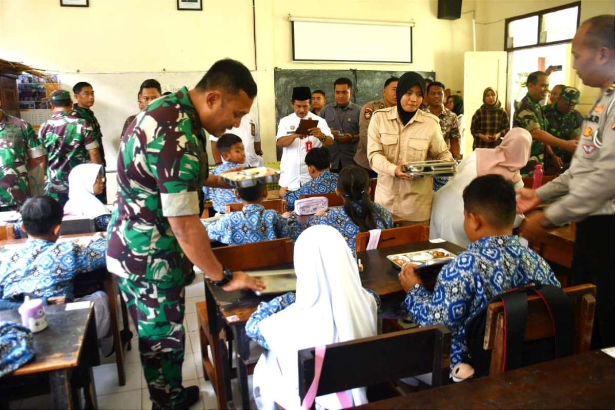 Kasrem 083/Bdj dampingi tim uji coba makan siang bergizi SPPG. (penrem083) - Kasrem 083/Bdj Dampingi Tim Uji Coba Makan Siang Bergizi SPPG