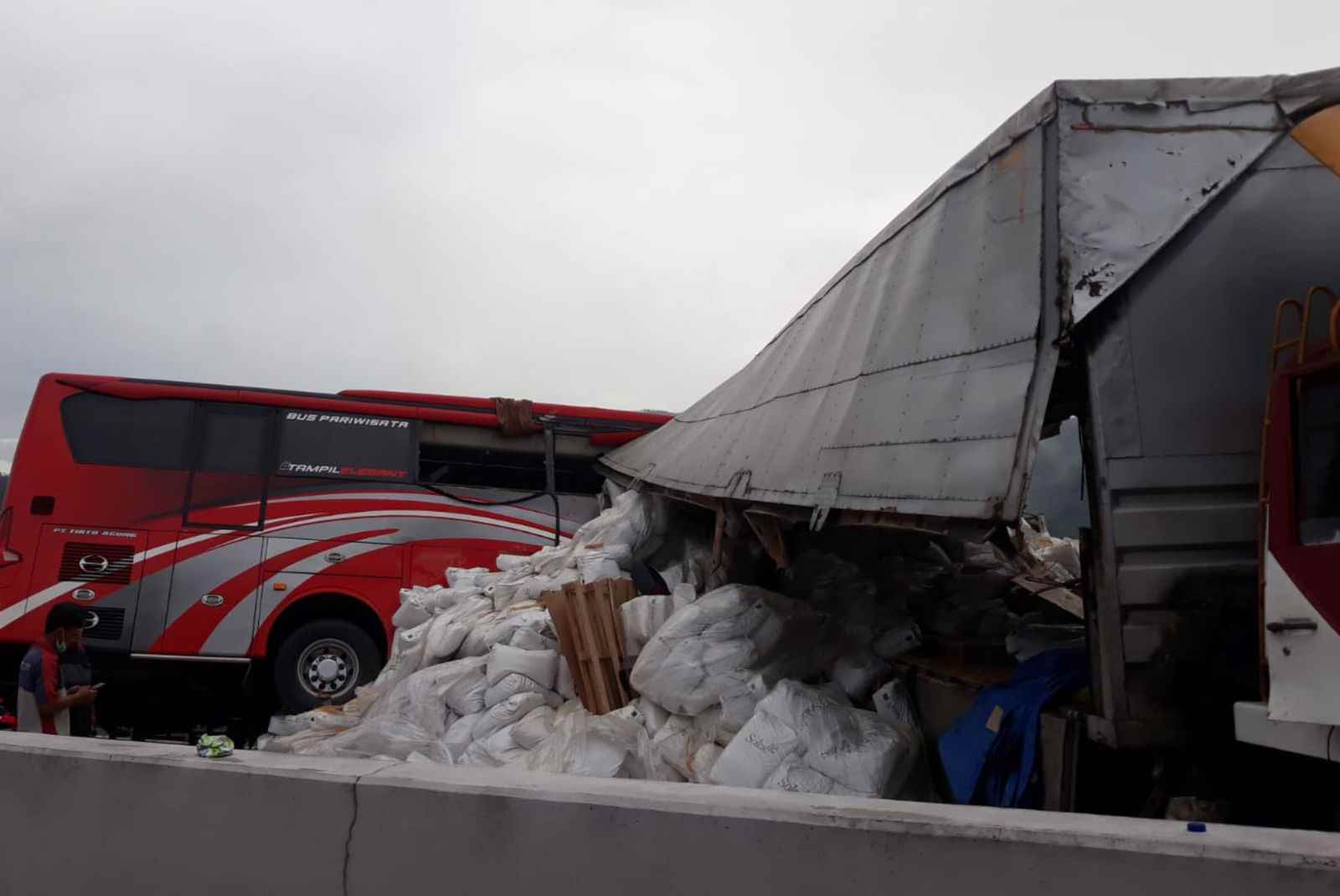 Truk Vs Bus di Jalan Tol Pandaan - Malang, Pengendara Diharapkan Keluar Melalui Tol Purwodadi