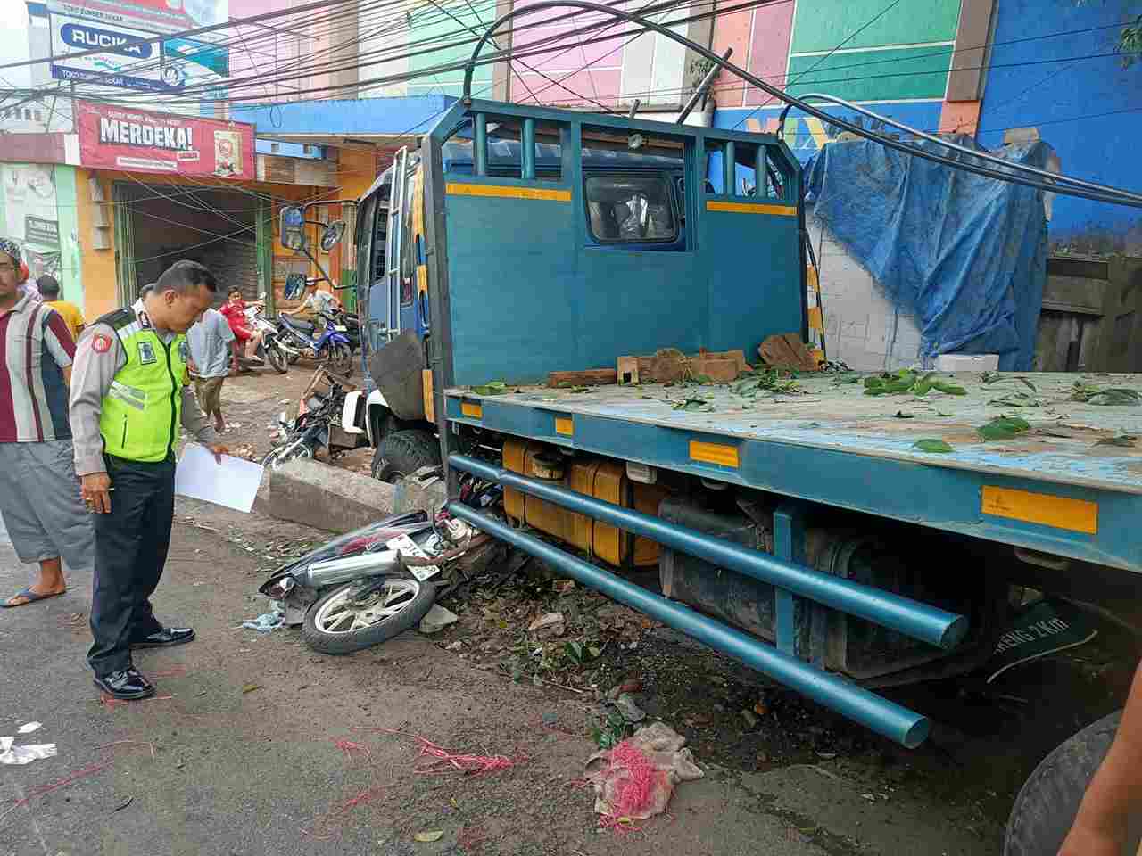 Diduga Alami Rem Blong, Truk Fuso Tabrak Dua Sepeda Motor di Dau