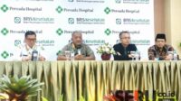 Kepala BPJS Kesehatan Cabang Malang, dr Roni Kurnia Hadi Permana (dua kiri) menyampaikan siaran pers. (rhd) - Terhitung 1 Januari 2025, Persada Hospital Tak Layani Peserta JKN BPJS Kesehatan