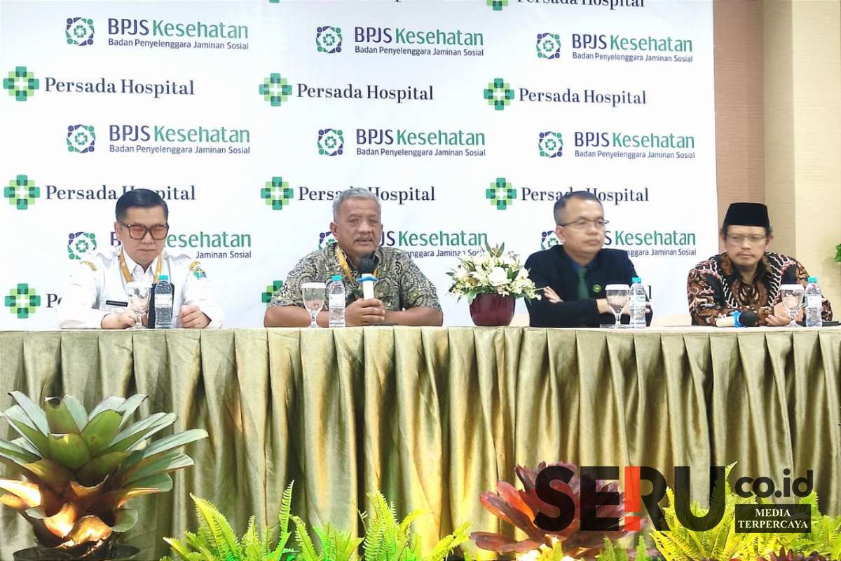 Kepala BPJS Kesehatan Cabang Malang, dr Roni Kurnia Hadi Permana (dua kiri) menyampaikan siaran pers. (rhd) - Terhitung 1 Januari 2025, Persada Hospital Tak Layani Peserta JKN BPJS Kesehatan