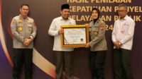 Kepala Bagian Perencanaan Polres Malang, Kompol Nunung Anggraeni secara simbolis menerima penghargaan. (ist) - Jadi Salah Satu Institusi Terbaik Pelayanan Publik, Polres Malang Dapatkan Penghargaan dari Ombudsman Republik Indonesia