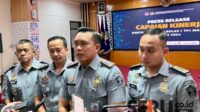 Kepala Kantor Imigrasi Kelas I TPI Malang, Anggoro Wijanarko (kanan kedua), sedang menjawab pertanyaan awak media. (ws12) - Kantor Imigrasi Malang Tolak 527 Pemohon Paspor Tujuan Non Prosedural
