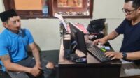 Ketika Agus Junaedi diperiksa pihak kepolisian. (ist) - Sering Diolok-olok, Agus Bacok Seorang Pedagang Pasar Karangploso