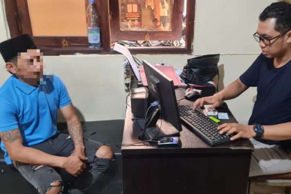 Ketika Agus Junaedi diperiksa pihak kepolisian. (ist) - Sering Diolok-olok, Agus Bacok Seorang Pedagang Pasar Karangploso