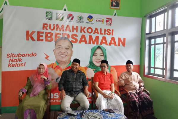 Ketua DPC PKB Situbondo, Lora Ali Yafie, saat konferensi pers di Kantor DPC PKB Situbondo, Minggu (1/12/2024). (Seru.co.id) - Rekapitulasi Tingkat Kecamatan, Paslon Rio-Ulfi Unggul di 11 Kecamatan