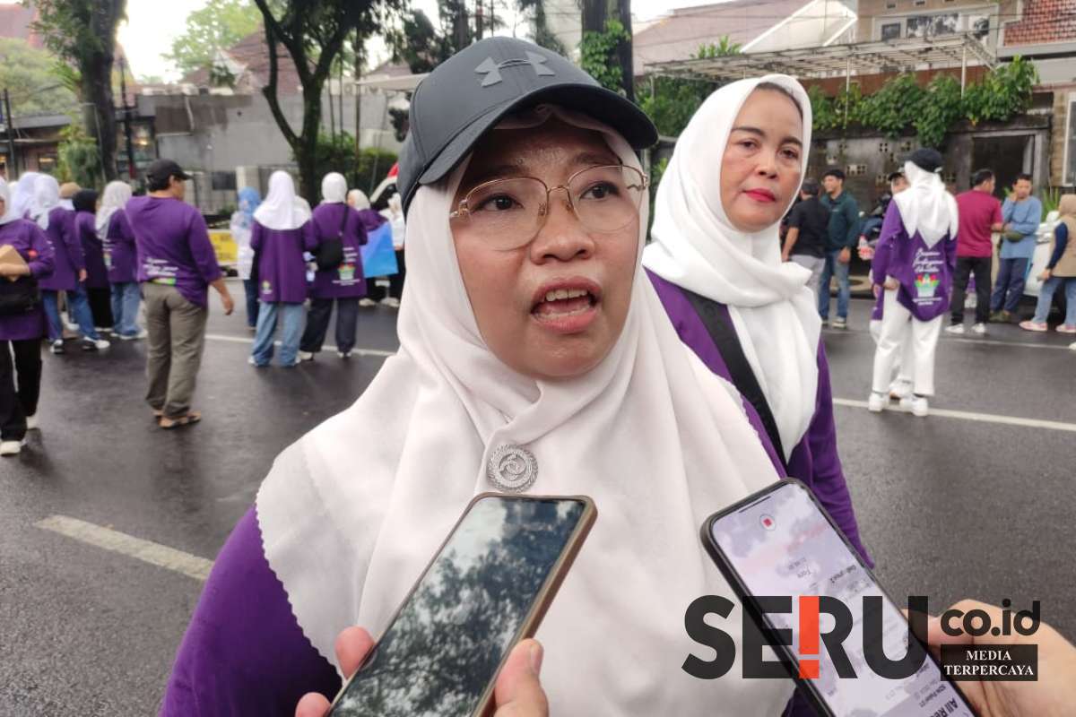 Ketua DPW PB Jatim, Hikmah Bafaqih, menjawab pertanyaan awak media. (rhd) - Ratusan Perempuan Bangsa Aksi Bersama Tolak Judol dan Pinjol Ilegal di CFD