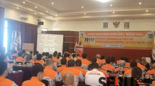 Ketua KONI Batu saat membuka Raker di Zam-zam Hotel Batu. (Seru.co.id/dik) - Raker KONI Batu Fokus Sukseskan Porprov IX Jatim 2025 di Malang Raya
