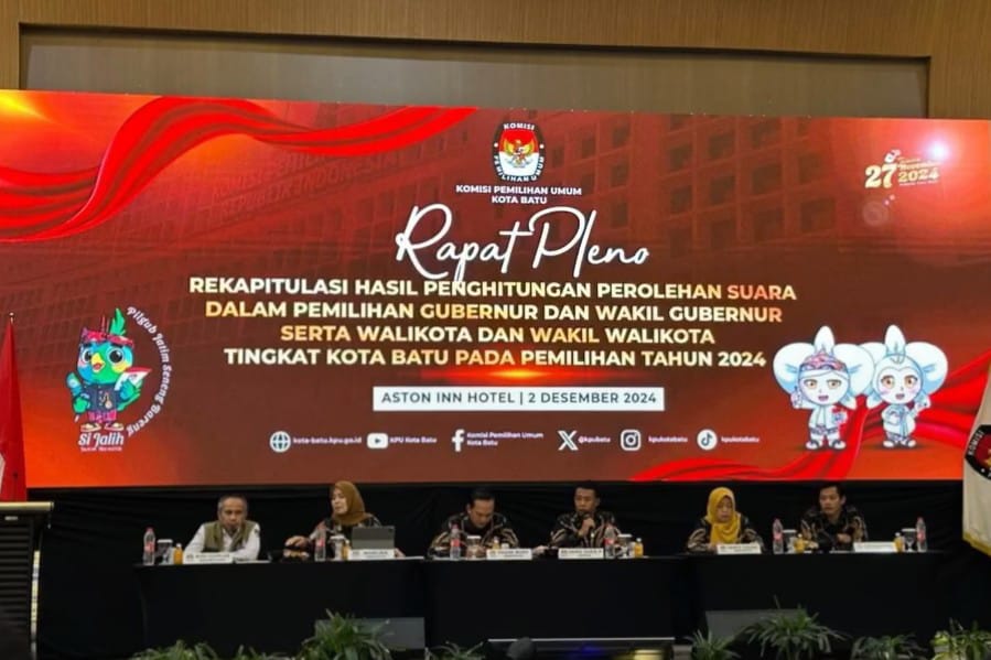 KPU Batu Gelar Rapat Pleno Rekapitulasi Hasil Penghitungan Suara PIlwali dan Pilgub Jatim