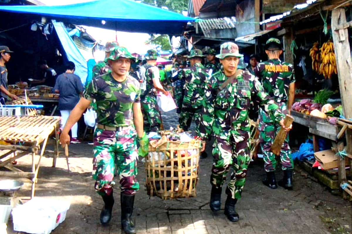 Kodim 0833 Kota Malang karya bakti bersihkan Pasar Blimbing. (ist) - Hari Juang TNI AD, Kodim 0833 Kota Malang Karya Bakti Bersihkan Pasar Blimbing