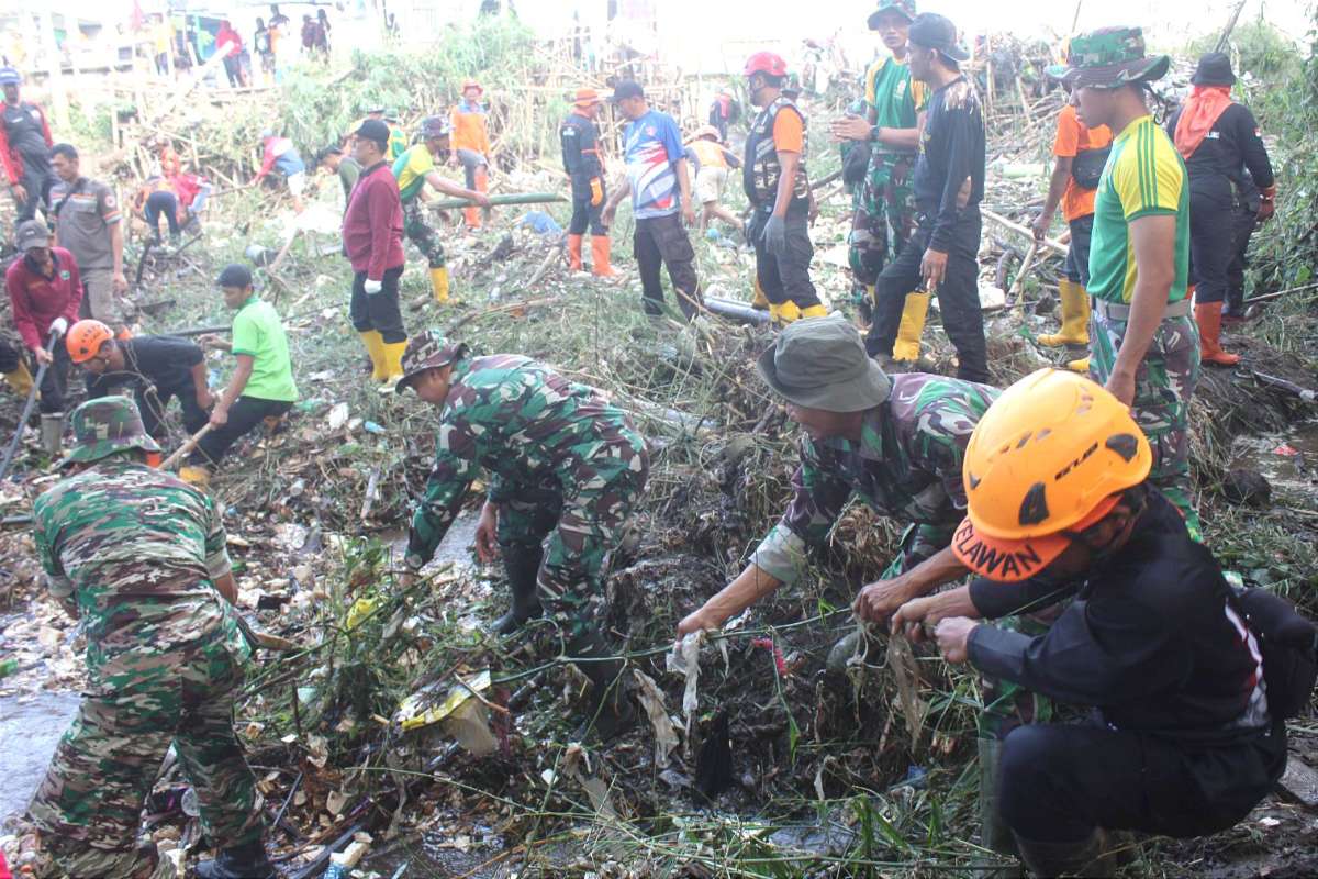 Kodim 0833 kerahkan personel bersama masyarakat bersihkan Sungai Amprong pasca banjir. (ist) - Kodim 0833 Kerahkan Personel Bersama Masyarakat Bersihkan Sungai Amprong Pasca Banjir