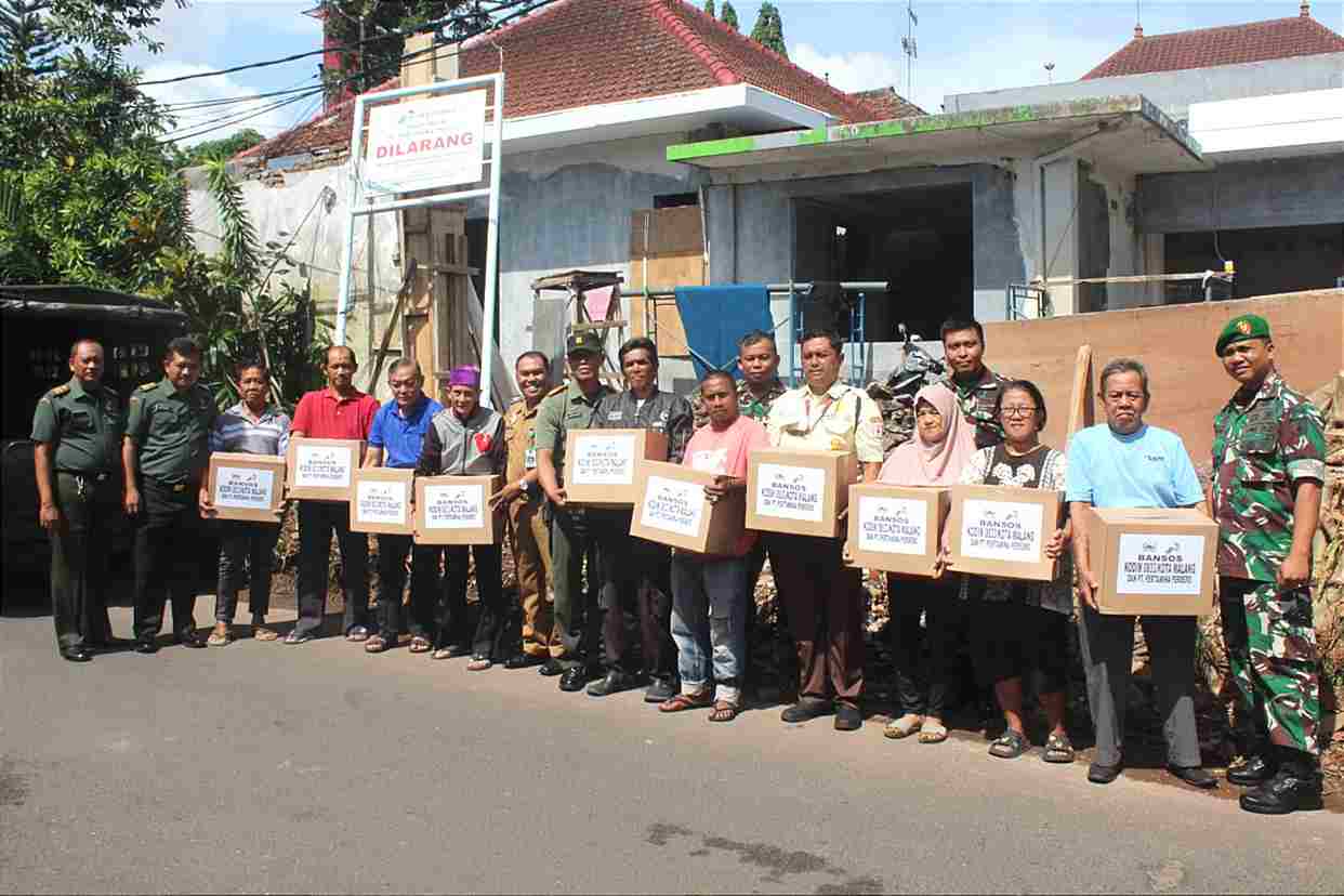 Kodim 0833 dan Pertamina Baksos Bagikan Sembako bagi Warga Tidak Mampu Oro-oro Dowo