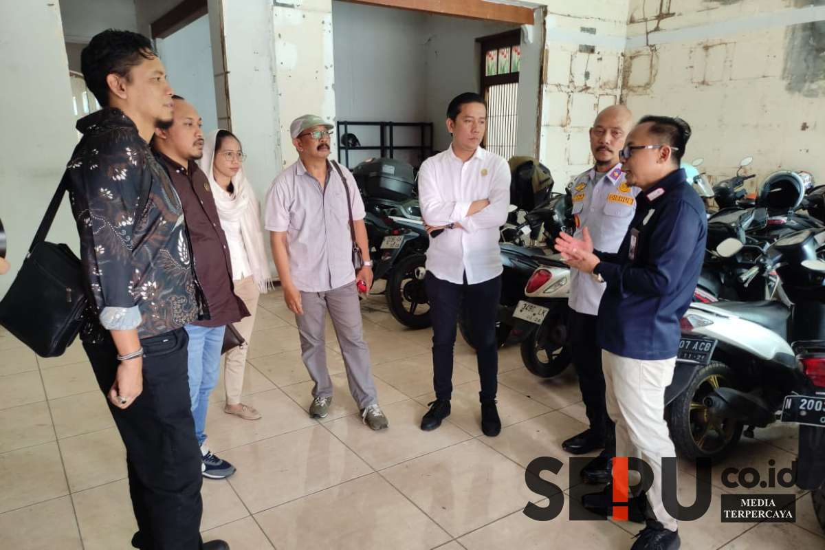 Komisi C sidak kesiapan kantong parkir motor di eks Mandiri Syariah Kayutangan. (rhd) - Komisi C Sidak Kesiapan Dua Kantong Parkir Koridor Kayutangan Kota Malang
